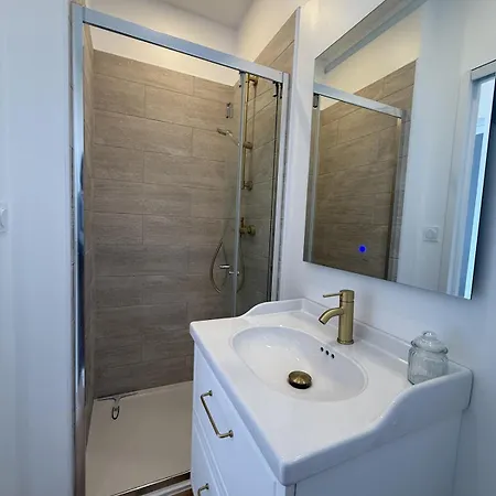 4 Personnes Proche De La Gare Petit Court Privée Casa vacanze *